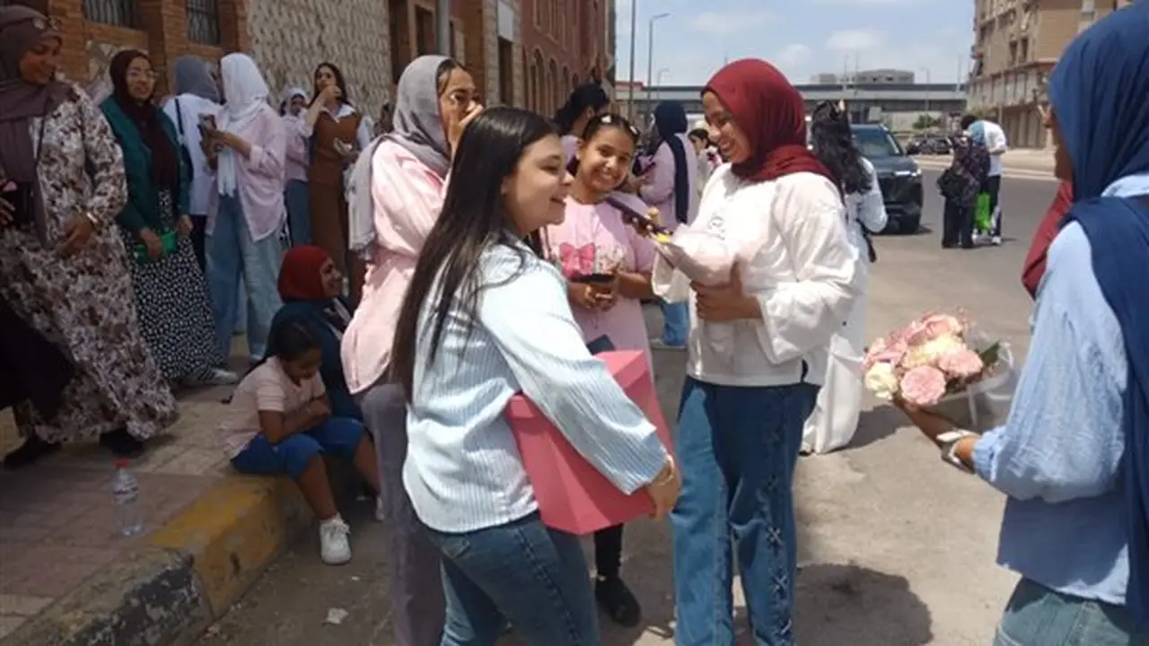 انتهاء امتحانات الثانوية العامة في الإسكندرية وسط احتفالات بالمزمار والورود