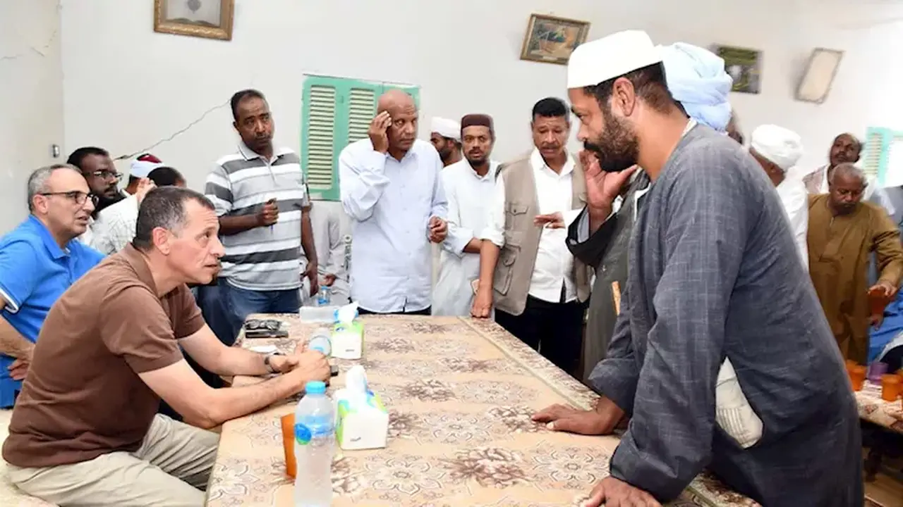 محافظ أسوان يلتقي بأهالي قرية العدوة ويستمع لمطالبهم بحلول عاجلة