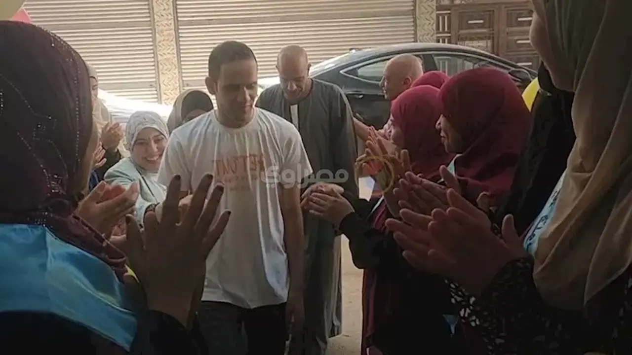 الفيوم تحتفي بأحمد مجدي، الأول على الجمهورية للمكفوفين بممر شرفي ودعم مالي – صور