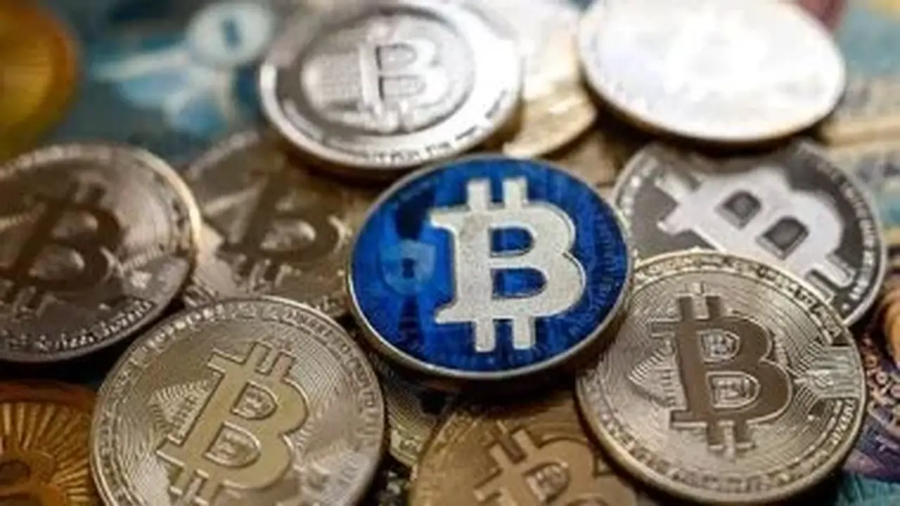 بيتكوين تحافظ على مكاسبها بالقرب من 64 ألف دولار قبيل قرار الفيدرالي الأمريكي