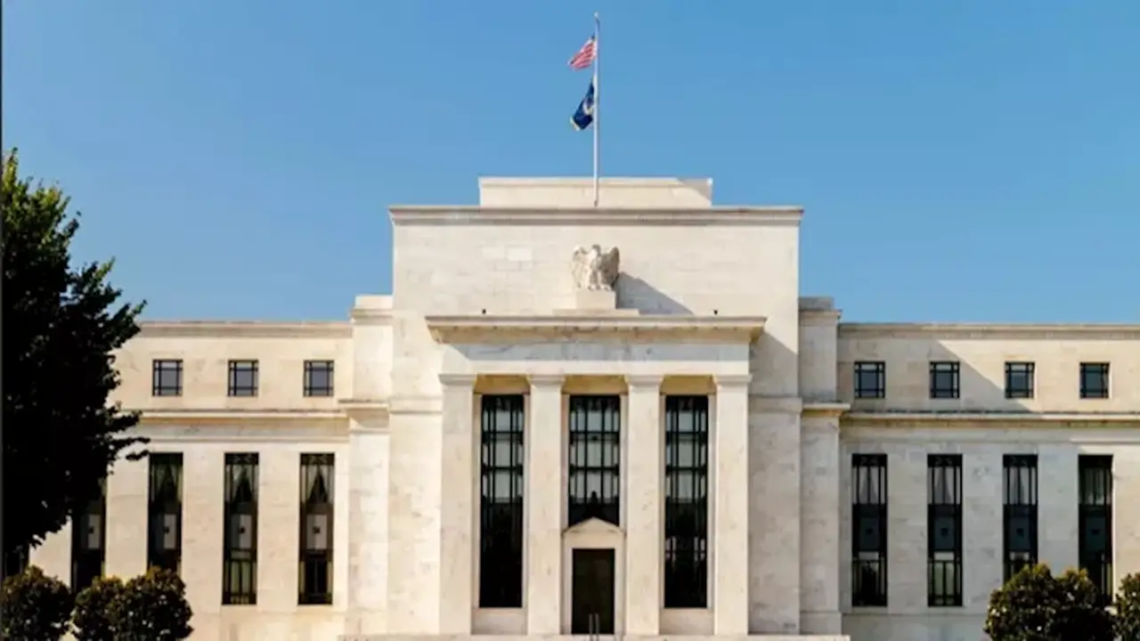تثبيت الفائدة الأمريكية: تأثيره على الدولار والذهب