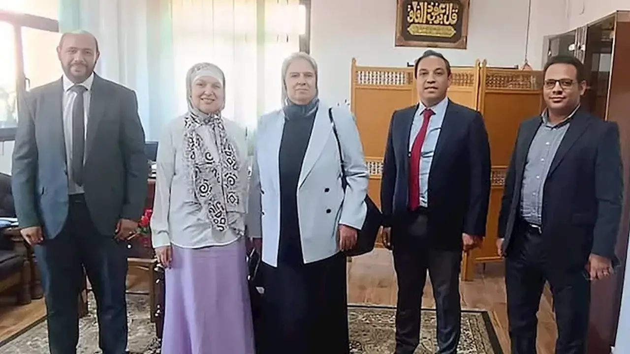 تنظيم الإعلانات يدرس استخدام الطاقة المتجددة لإنارة اللوحات على الطرق