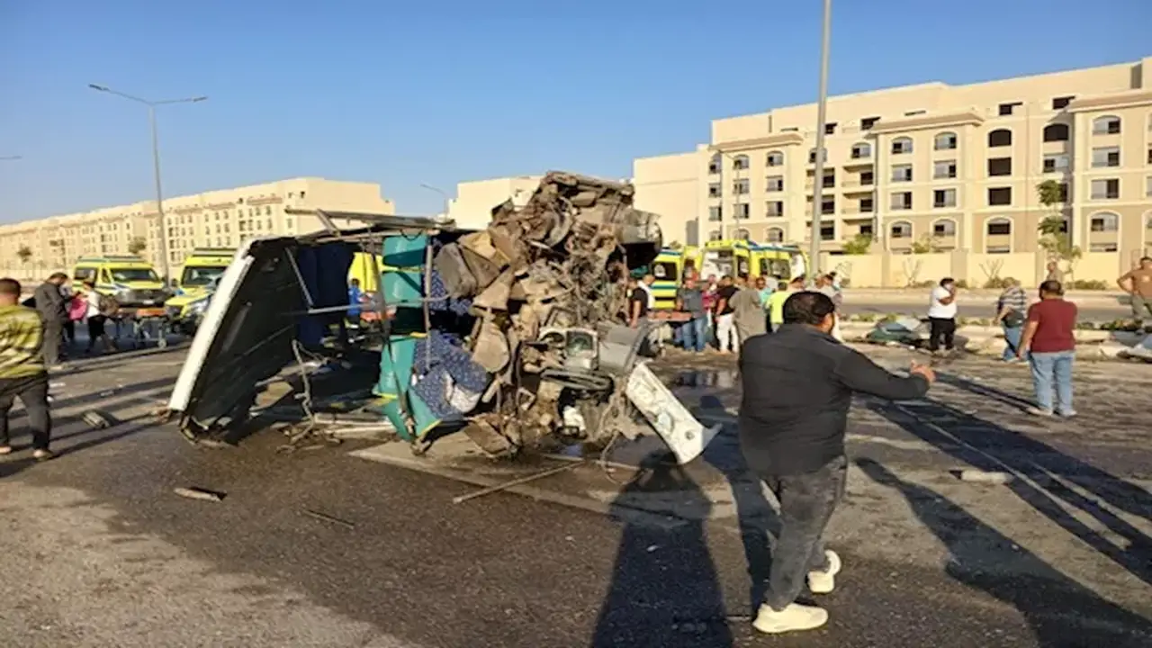 مصرع شخص وإصابة 25 آخرين في تصادم أتوبيس عمال مع تريلا بالتجمع الخامس
