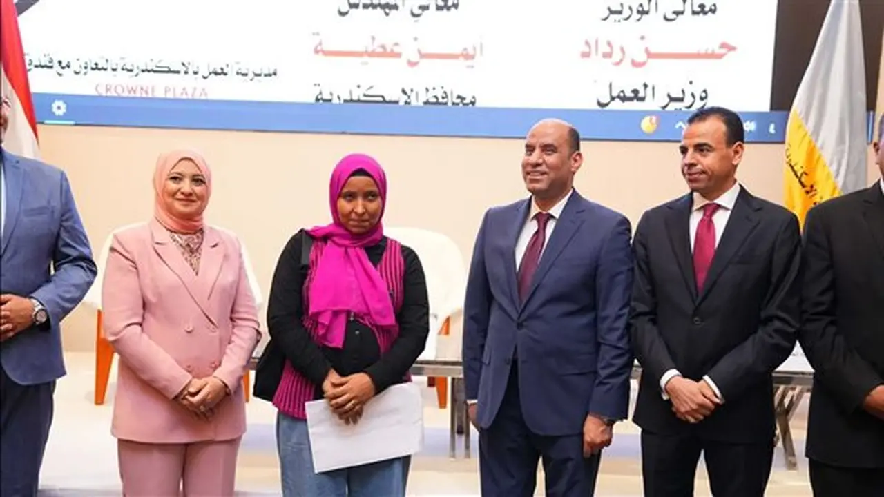 حسن رداد ومحافظ الإسكندرية يسلمان عقود عمل ويكرمان أوائل التدريب المهني