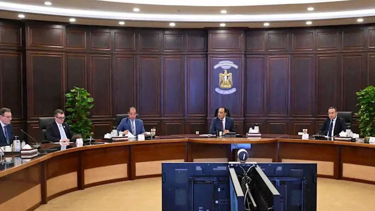 رئيس الوزراء يتابع إجراءات التعيين والترقيات في الجهاز الإداري للدولة