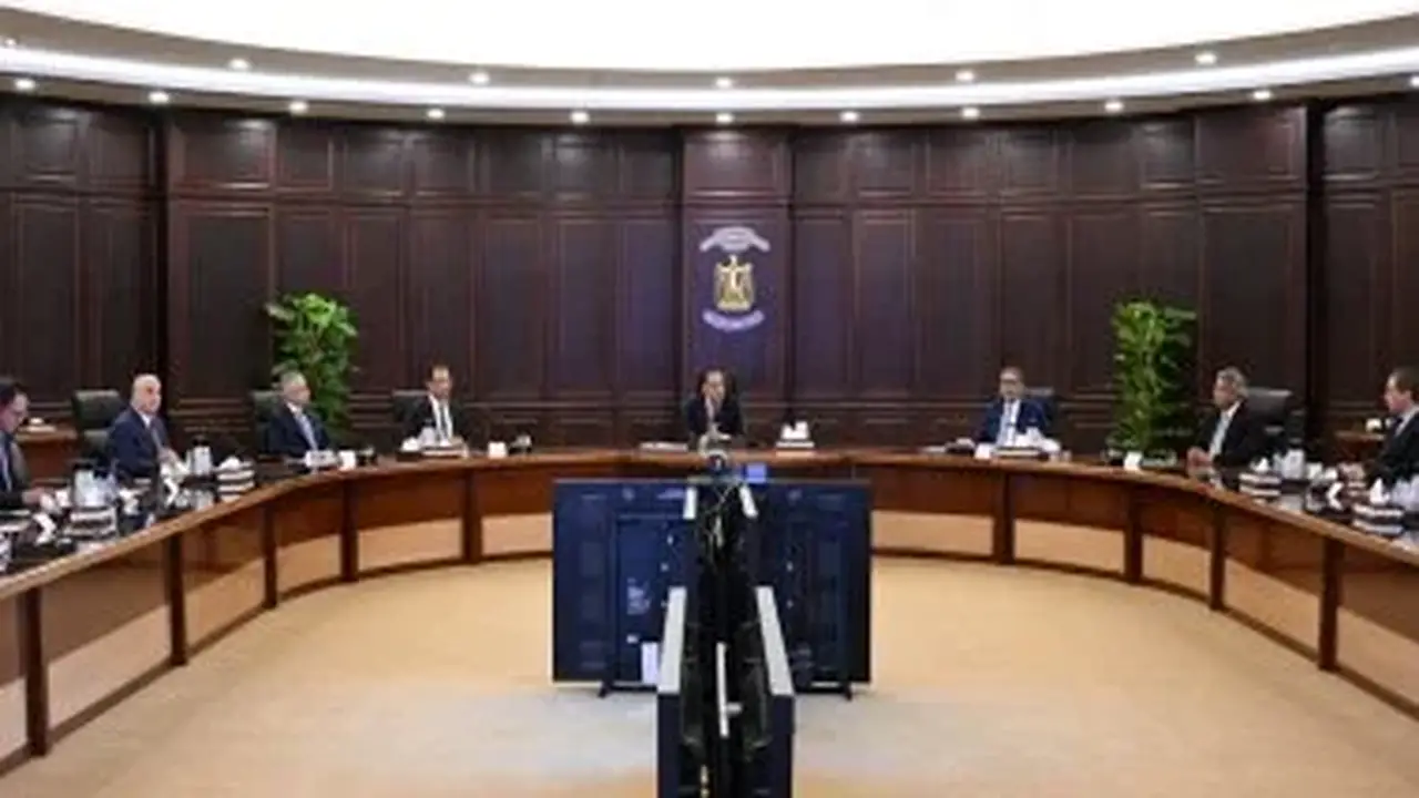 رئيس الوزراء يناقش الأطر التنفيذية لمواجهة المخاطر السلبية لمواقع التواصل الاجتماعي