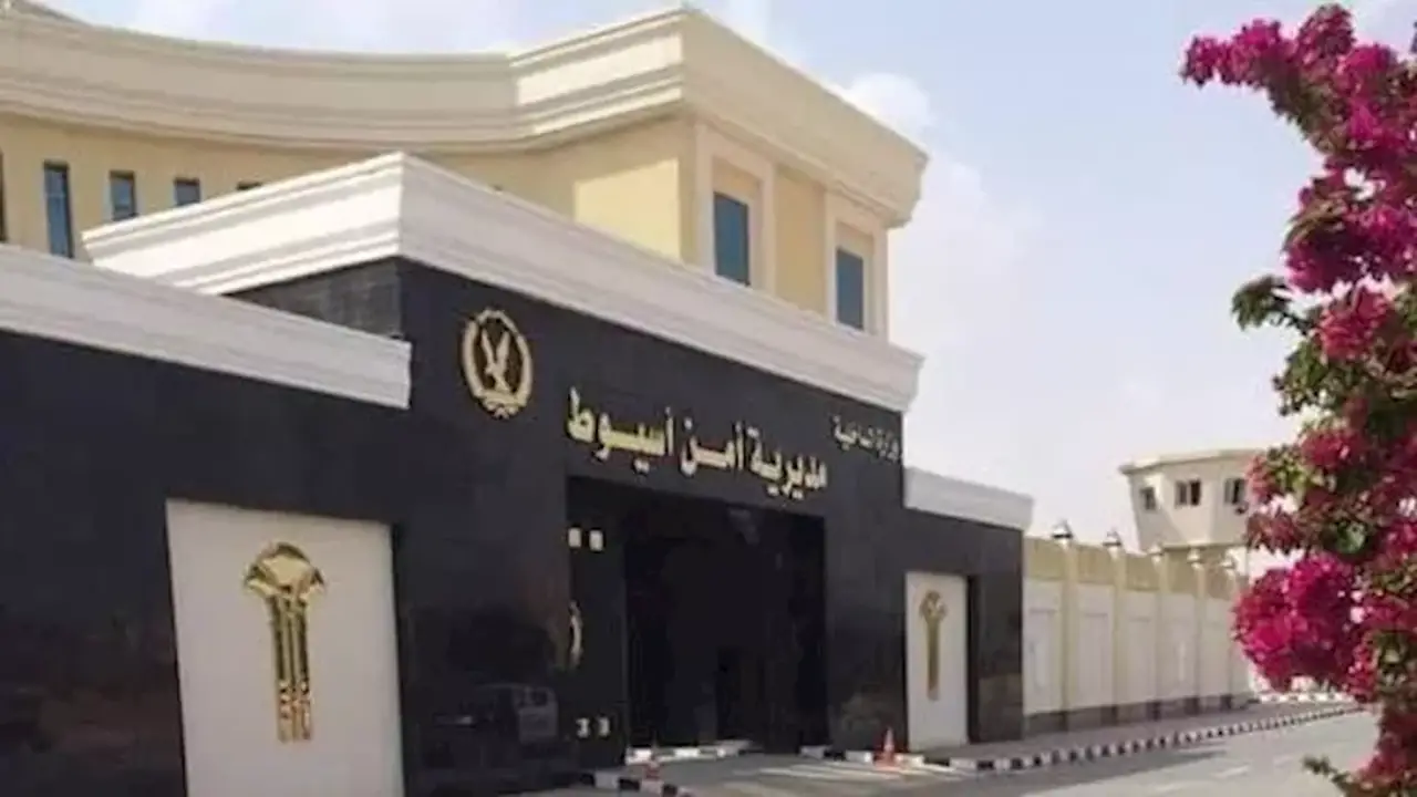 شقيق المجني عليها متهم بابتزازها بصور خاصة في أسيوط