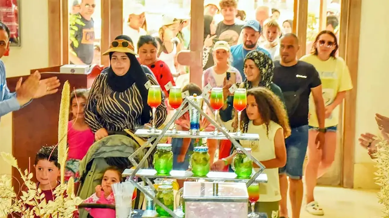 مهرجان العصائر الطبيعية في شرم الشيخ: احتفالية ملونة تنعش السياحة – صور