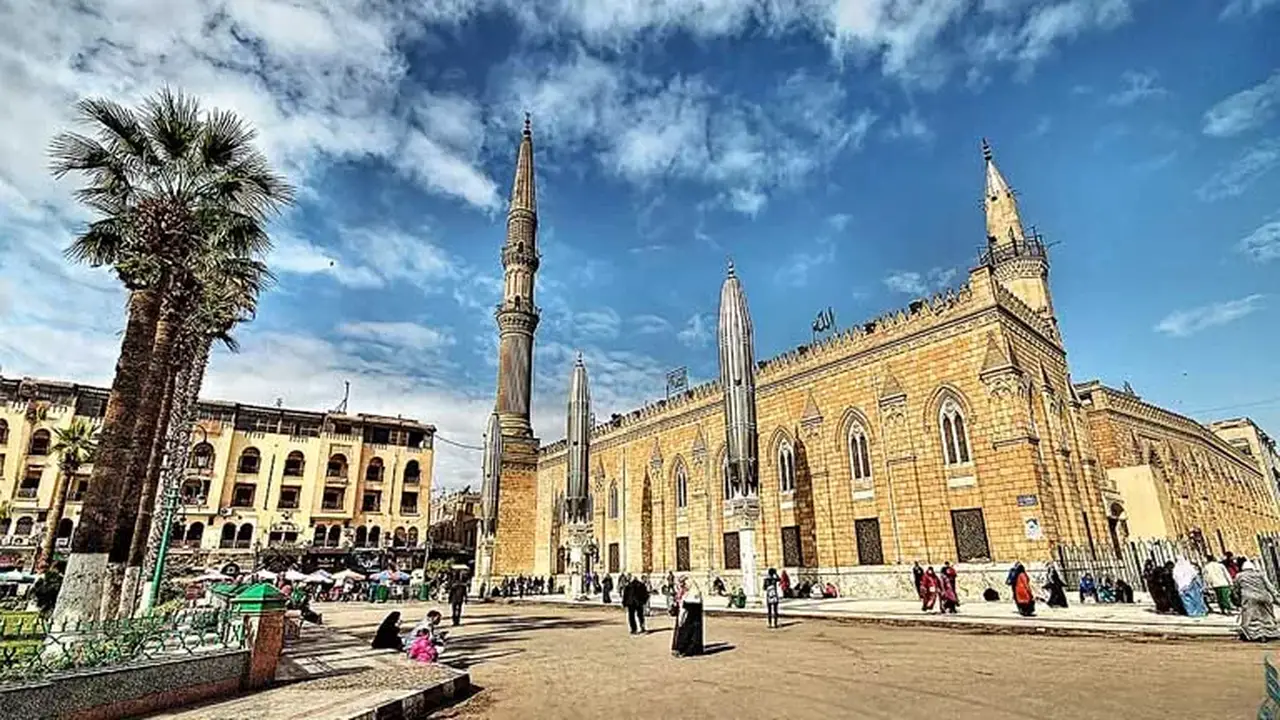 إغلاق مسجد سيدنا الحسين لأعمال التجديد وفتح الساحة الخارجية للصلاة