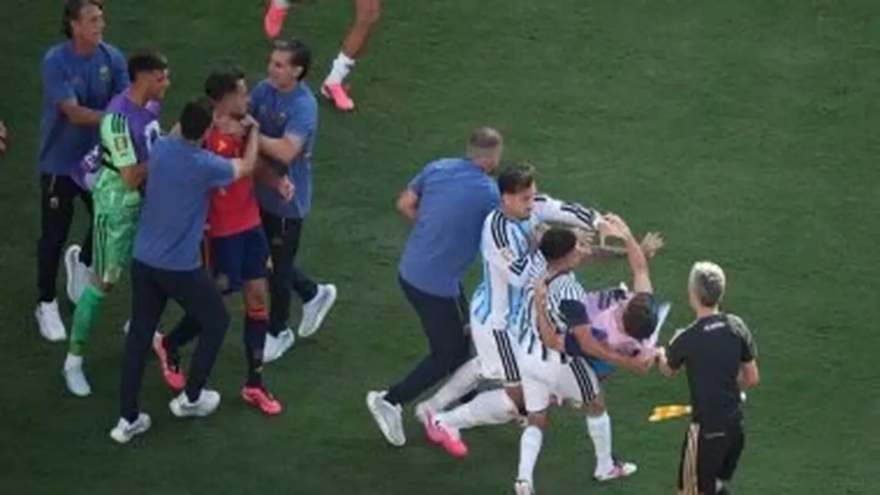 فيفا يفتح تحقيقًا رسميًا ضد الاتحاد الأرجنتيني ولاعبيه بسبب أحداث كأس العالم 2026