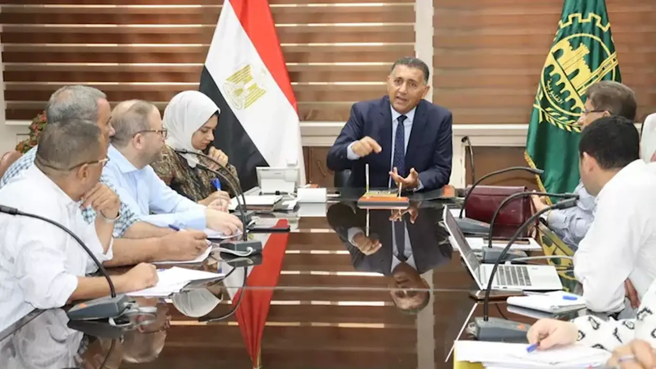 محافظ القليوبية يؤكد على ضرورة رفع مخلفات الترع والمصارف لمواجهة التلوث