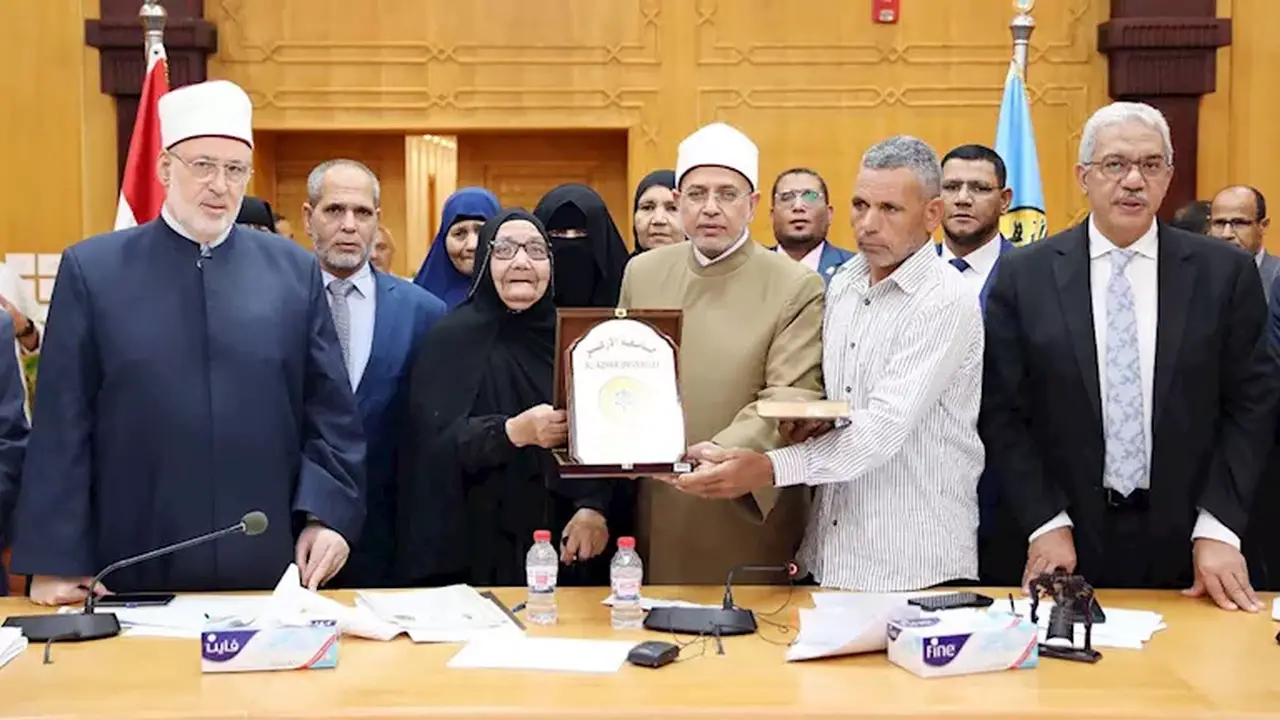 جامعة الأزهر تكرم أسرة عضو هيئة تدريس توفيت أثناء العمل في مستشفى الزهراء
