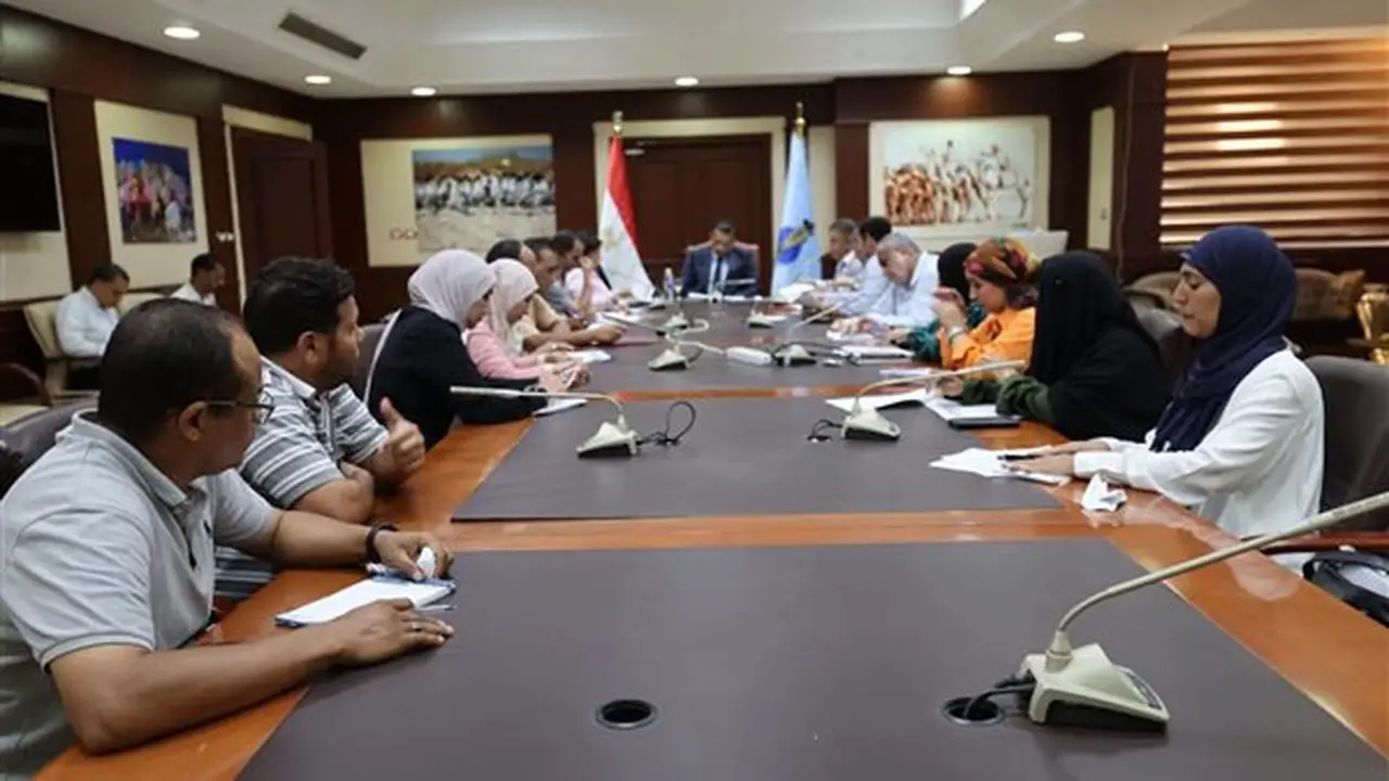 محافظ البحر الأحمر يتابع تقدم تقنين أراضي أملاك الدولة