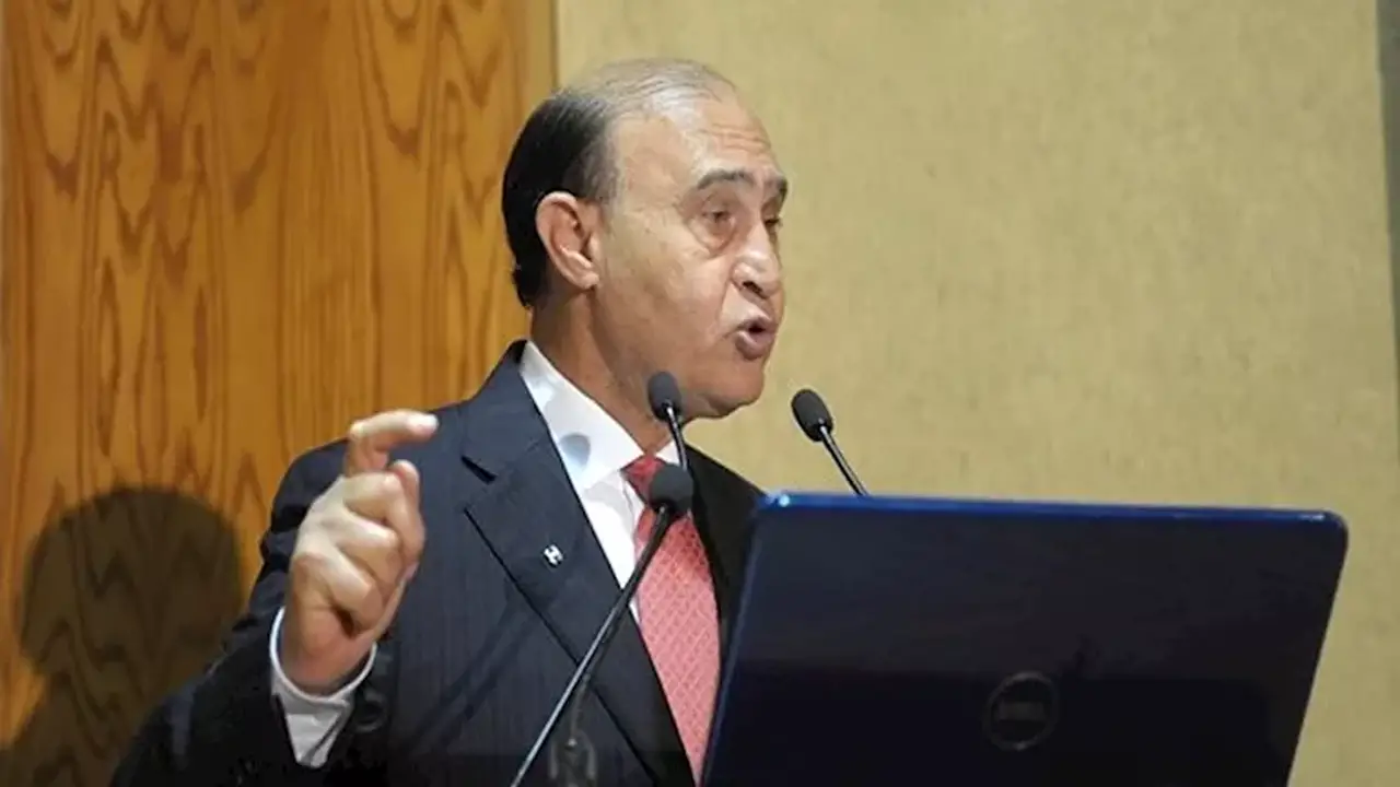 مهاب مميش يكشف تفاصيل إنشاء قناة السويس الجديدة