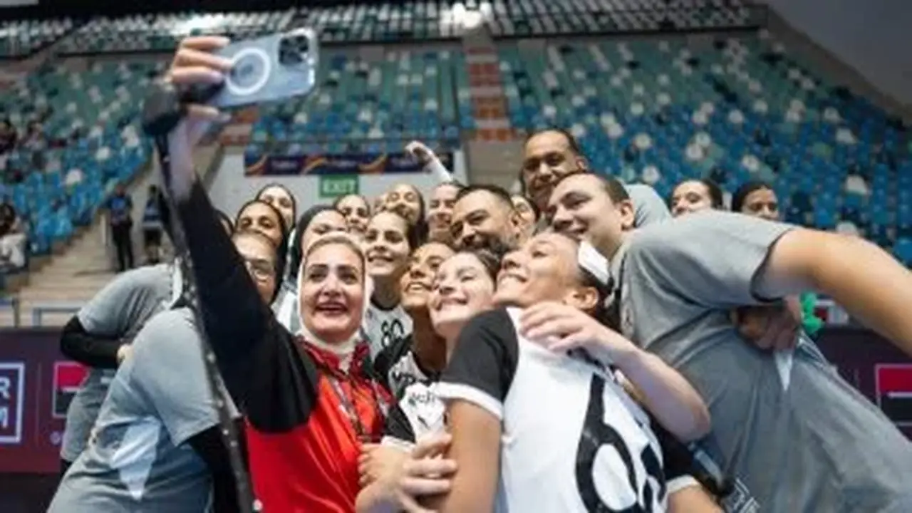 منتخب مصر للناشئات لكرة اليد يحتفل بأول فوز في بطولة العالم برومانيا