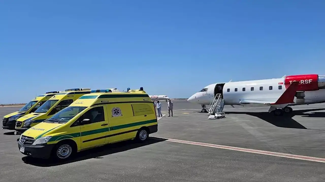 نقل ثلاثة مصابين أتراك إلى بلادهم بعد تعافيهم من حادث أتوبيس رأس سدر