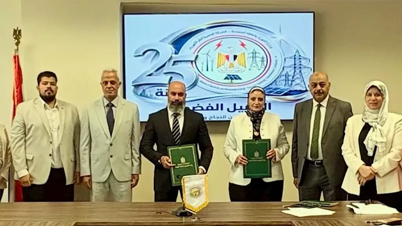 الشركة المصرية لنقل الكهرباء توقع عقد إنشاء محطة كيمت السخنة بجهد 220 كيلوفولت
