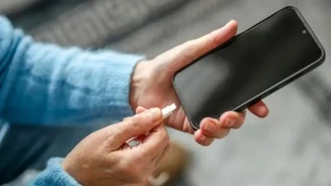 تحذيرات خبراء: مخاطر استخدام كابلات USB رخيصة على هاتفك
