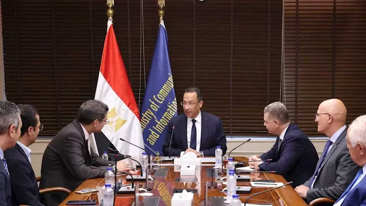 وزير الاتصالات يبحث مع مجموعة ‘سيستمز ليمتد’ خطط التوسع وتعزيز صادرات الخدمات الرقمية في مصر
