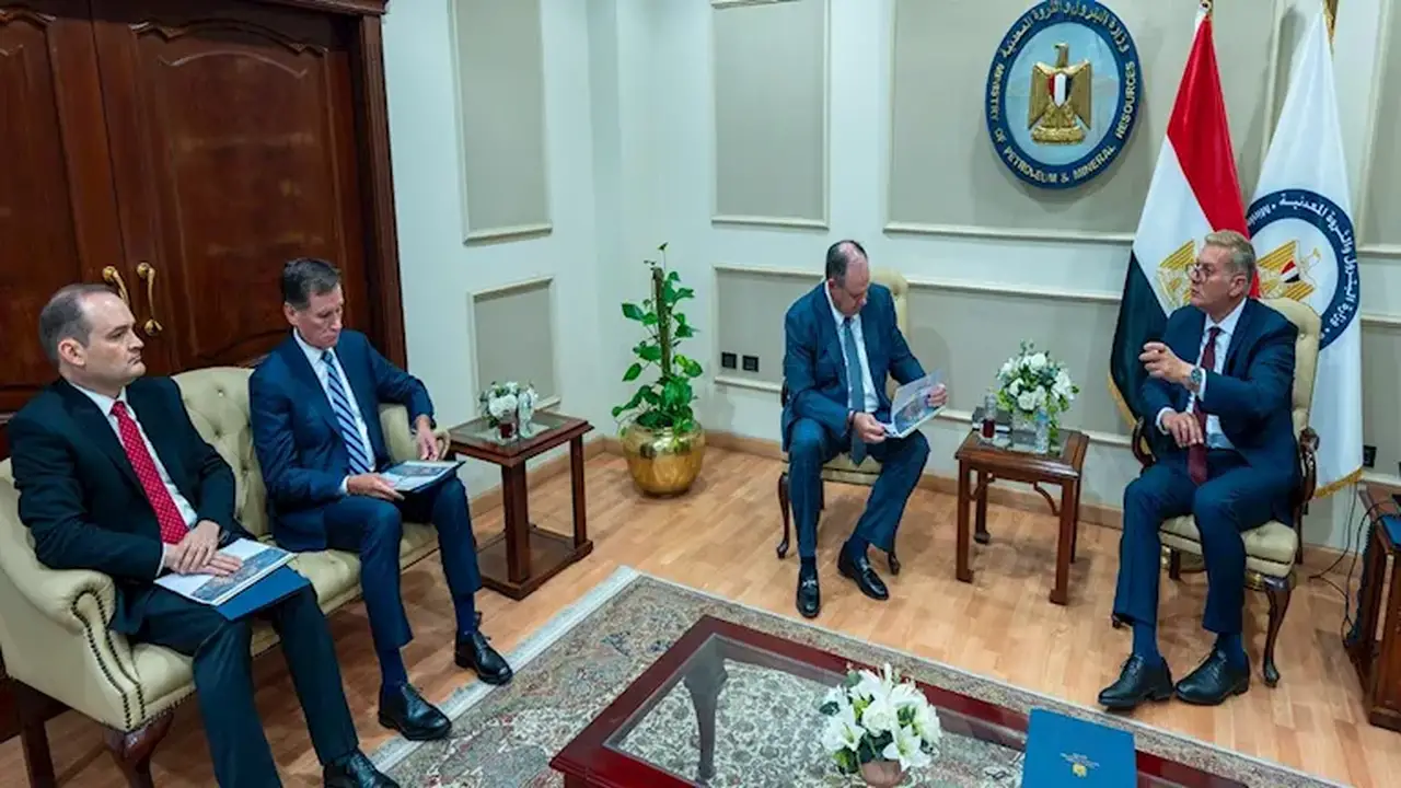 وزير البترول يناقش مع أباتشي خطط التوسع في الاستكشاف وزيادة الإنتاج بالصحراء الغربية