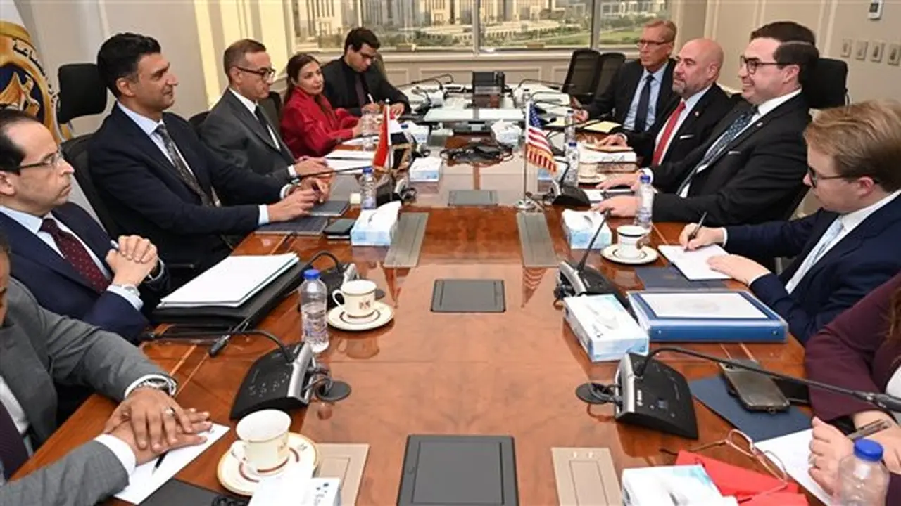 وزير الصناعة يناقش مع مساعد وزير التجارة الأمريكي سبل تعزيز التعاون الصناعي بين مصر والولايات المتحدة