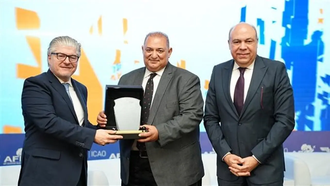تكريم محمد رحمة من وزير الطيران بعد تعيينه مديرًا إقليميًا للإيكاو في الشرق الأوسط