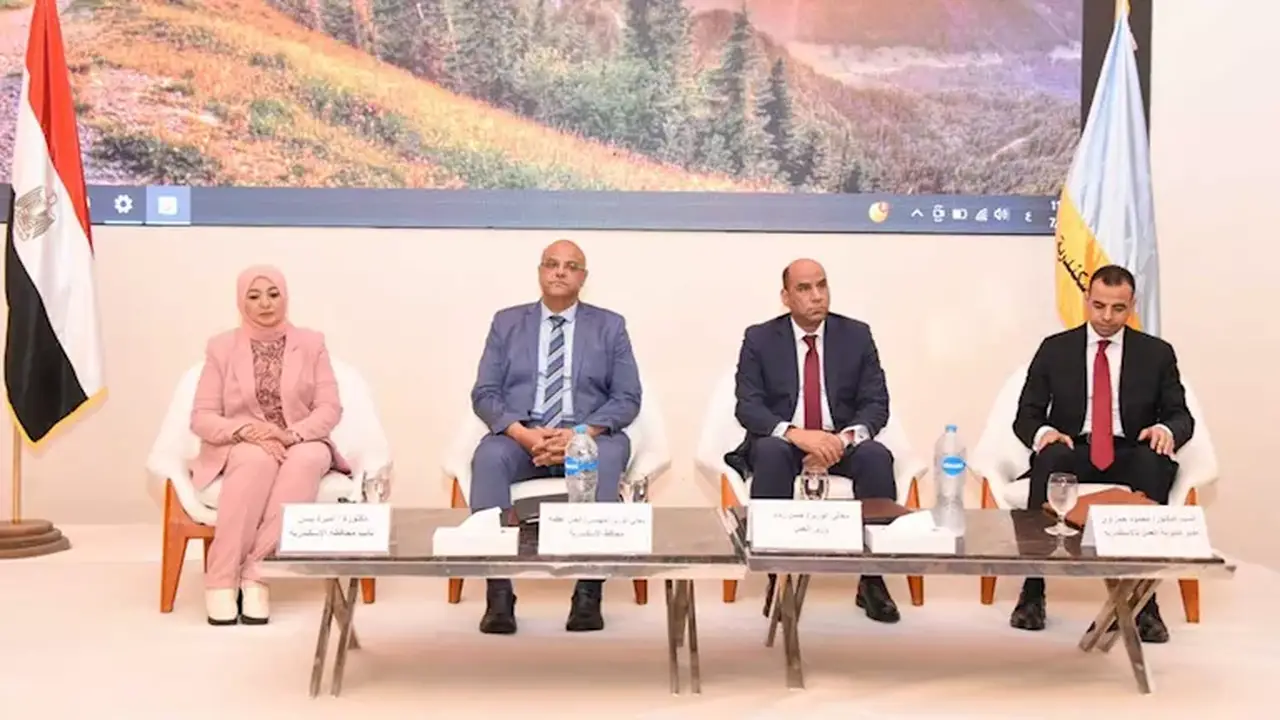 وزير العمل يسلم 250 عقد عمل للشباب وذوي الهمم في الإسكندرية – صور