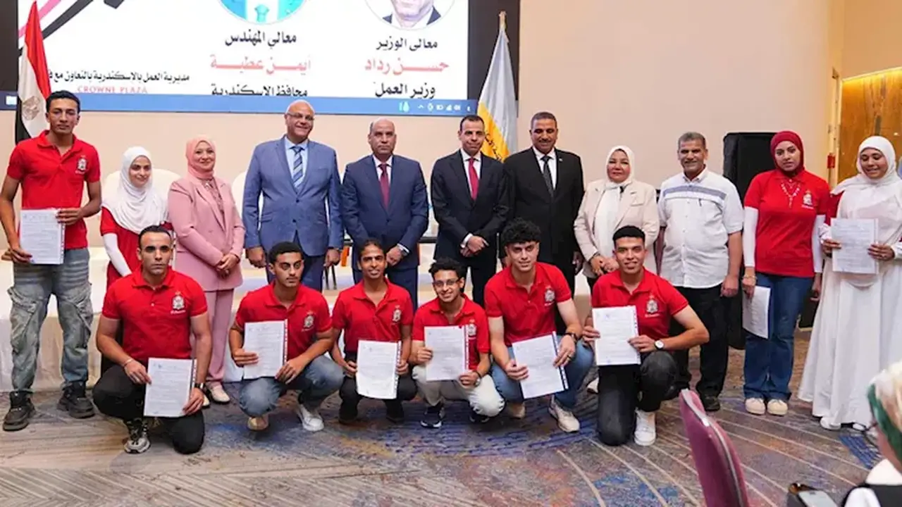 وزير العمل يسلم عقود عمل للشباب وذوي الهمم ويكرم خريجي التدريب في الإسكندرية