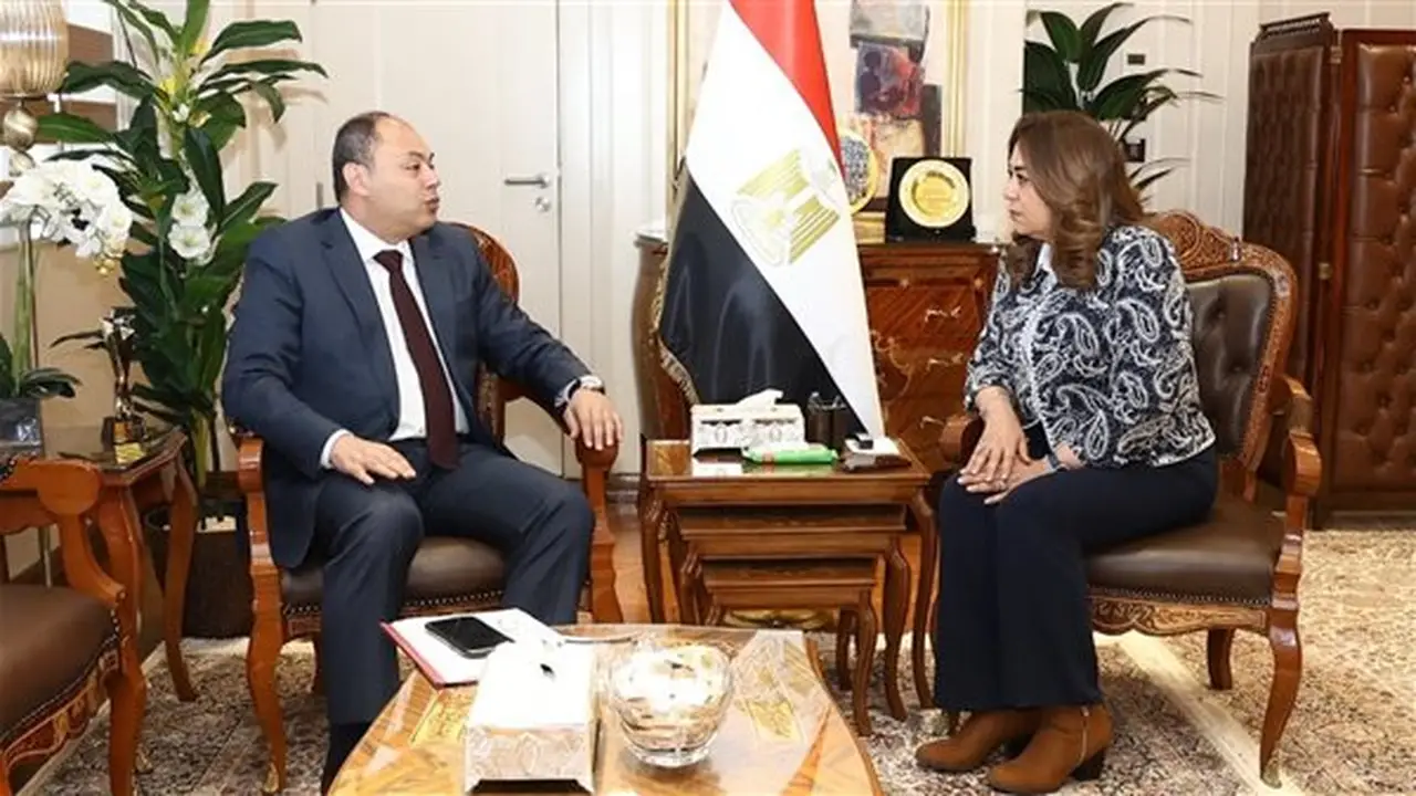 وزيرة التنمية المحلية والبيئة تلتقي رئيس هيئة تنمية الصعيد لمتابعة المشروعات التنموية
