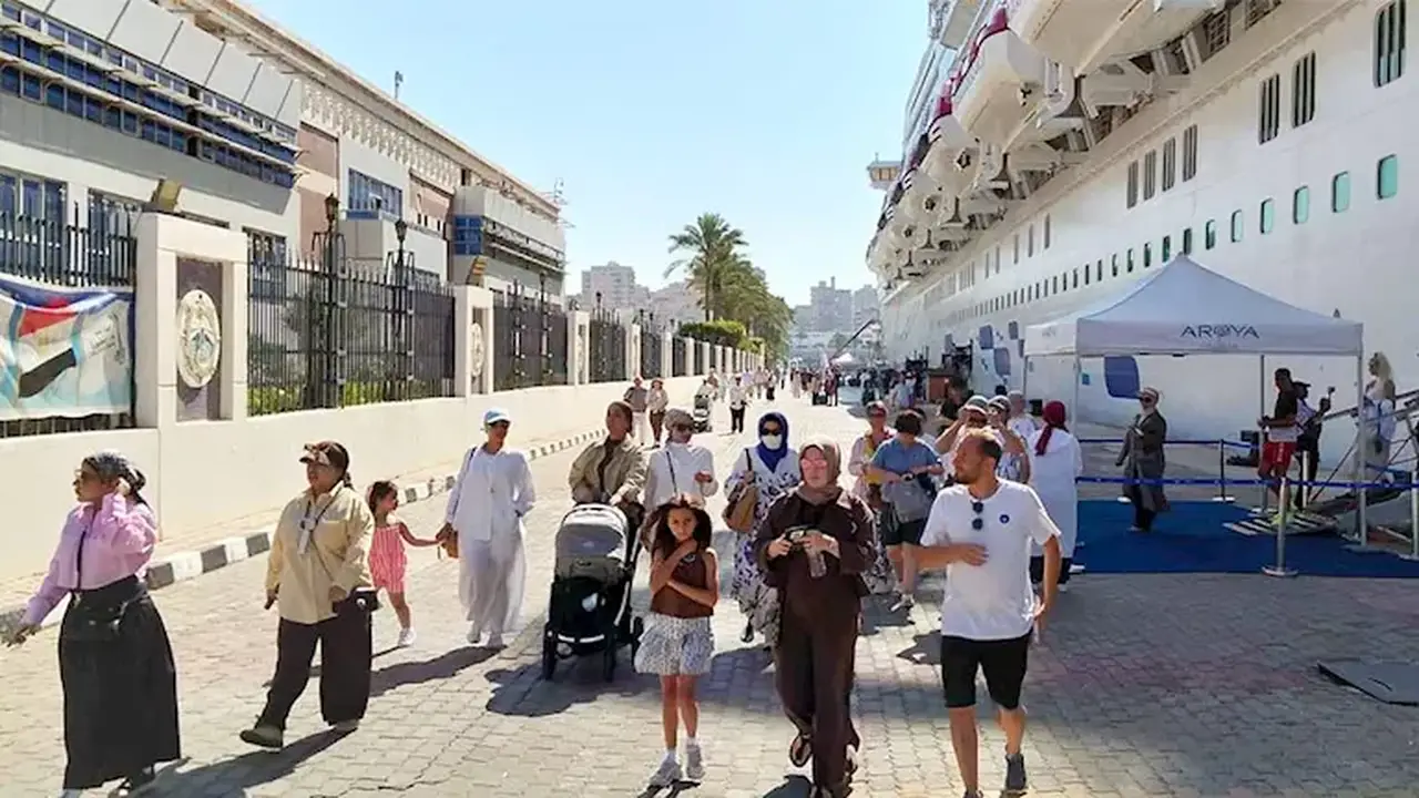 ميناء الإسكندرية يستقبل الرحلة الخامسة للسفينة ‘Aroya’ بـ 3846 سائحًا – صور