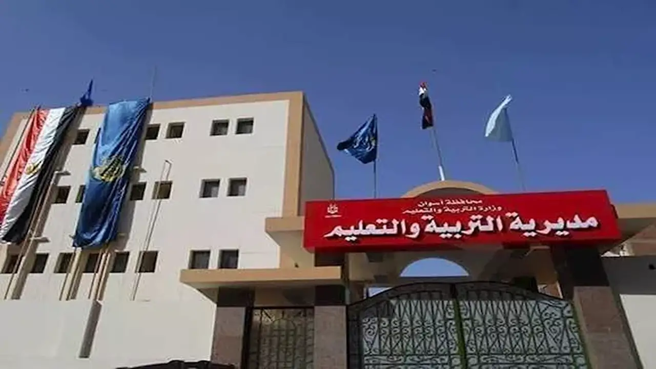 وكيل تعليم أسوان يحيل 7 ملاحظين للتحقيق ويغلق بوابة لجنة امتحانات الإعدادية