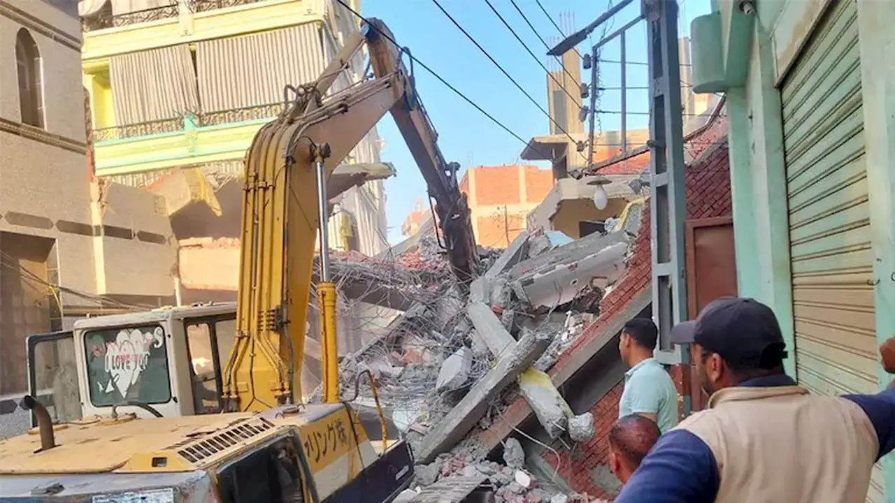 رفع أنقاض عقار جفصا في الدقهلية بعد انهياره جزئيًا على المسجد (صور)