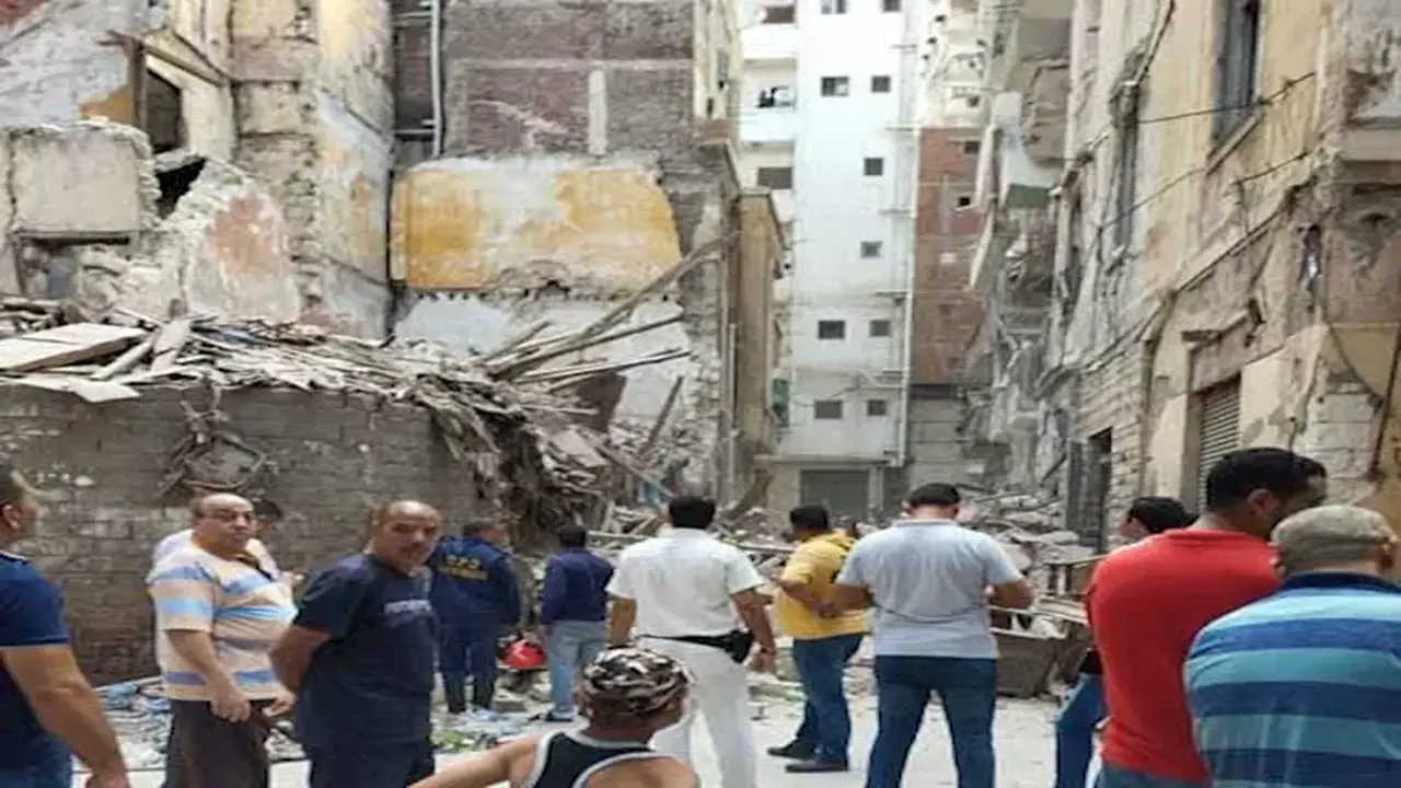 صور توثق انهيار عقار في روض الفرج نتيجة زلزال بقوة 5.6