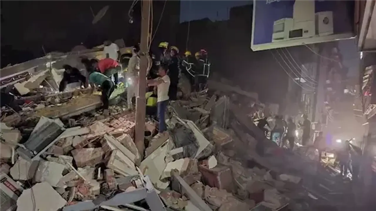 انتشال الجثة الرابعة من تحت أنقاض عقار زفتى المنهار في الغربية (فيديو)