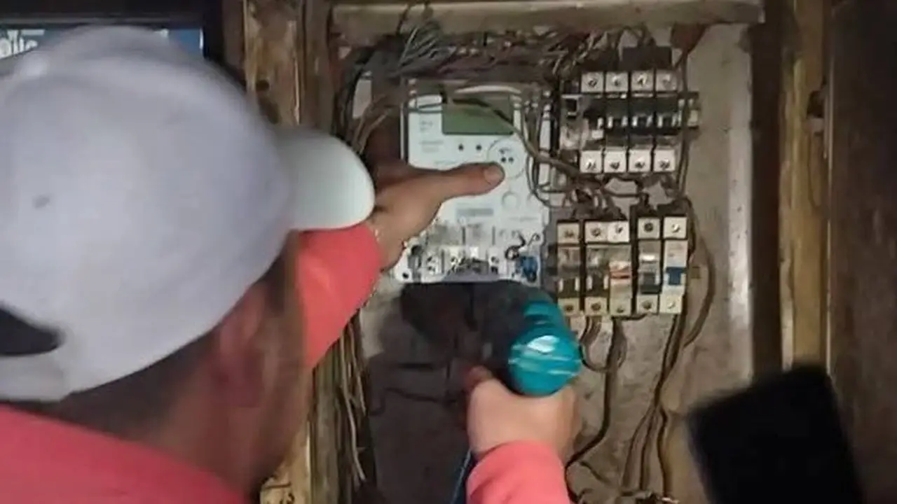 خبير قانوني يوضح حقوق المواطنين أمام موظفي الكهرباء في المنازل