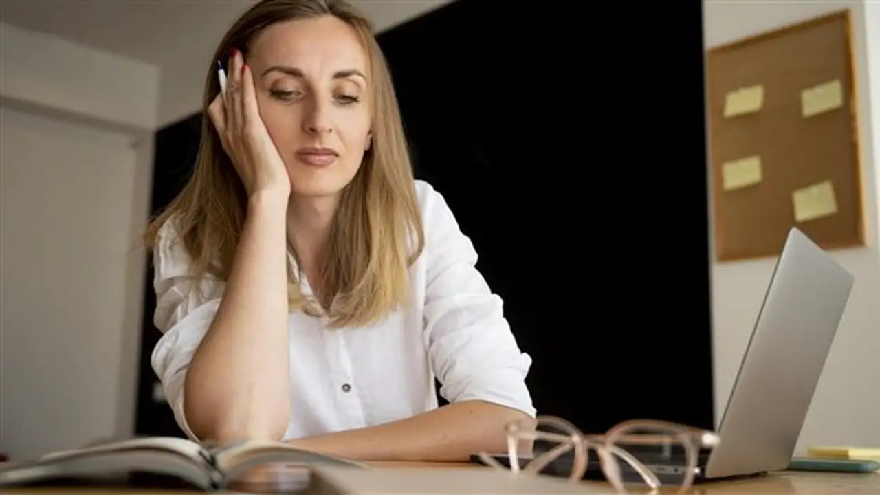 خبيرة علاقات أسرية تكشف عن عادات خطيرة تستنزف الطاقة النفسية وطرق التخلص منها