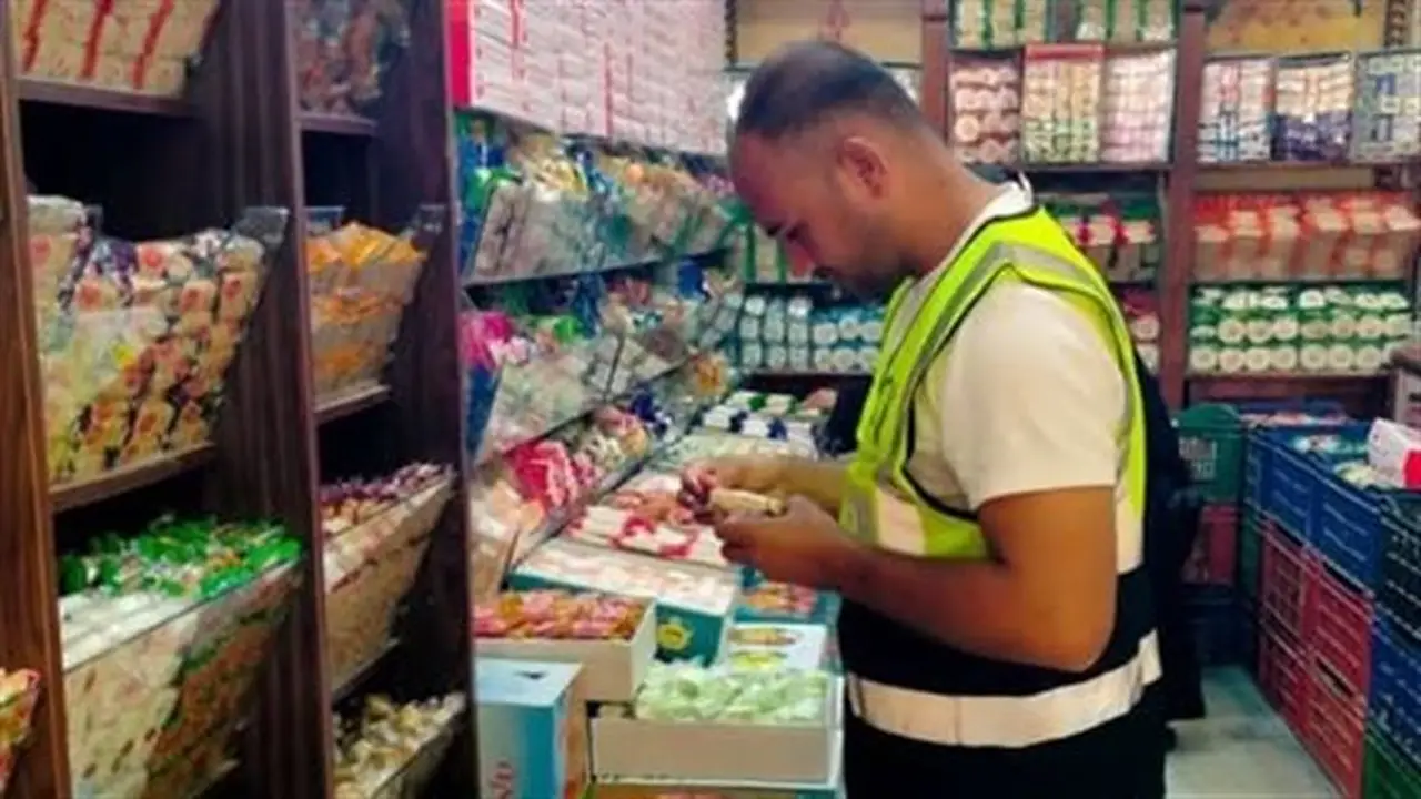 إعدام 200 كيلو من المواد الخام المنتهية الصلاحية خلال حملات رقابية على مصانع حلوى المولد في الشرقية