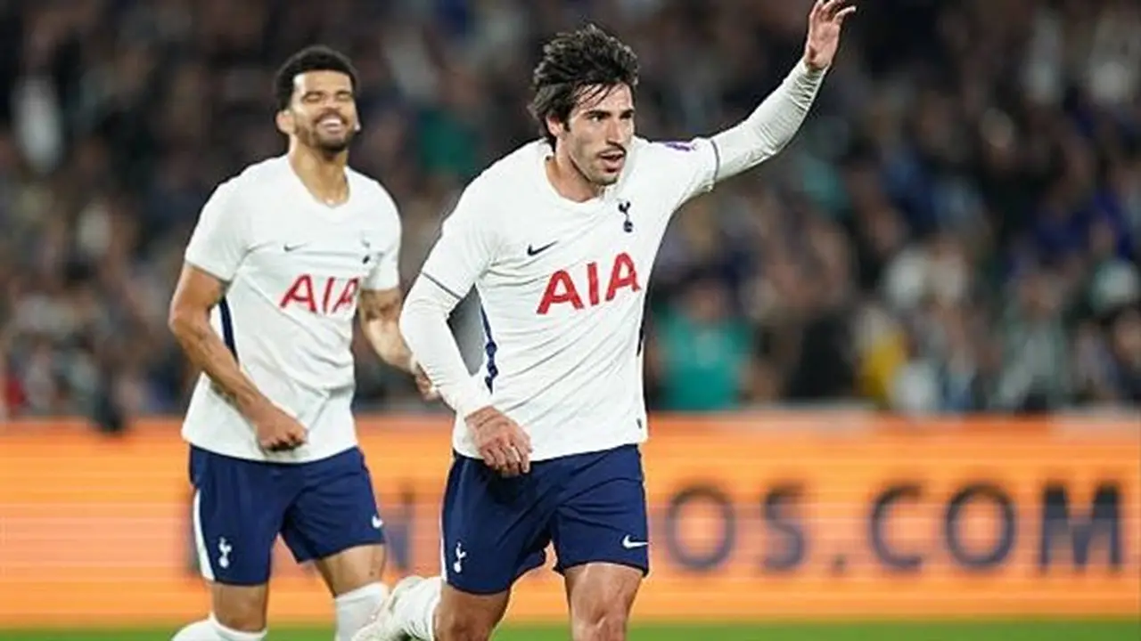 توتنهام يتفوق على تشيلسي 2-1 رغم النقص العددي في مباراة ودية