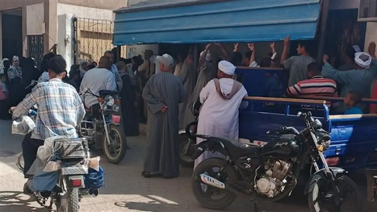 أهالي فرشوط بقنا يطالبون بزيادة منافذ شحن كروت الكهرباء وسط حرارة 43 درجة