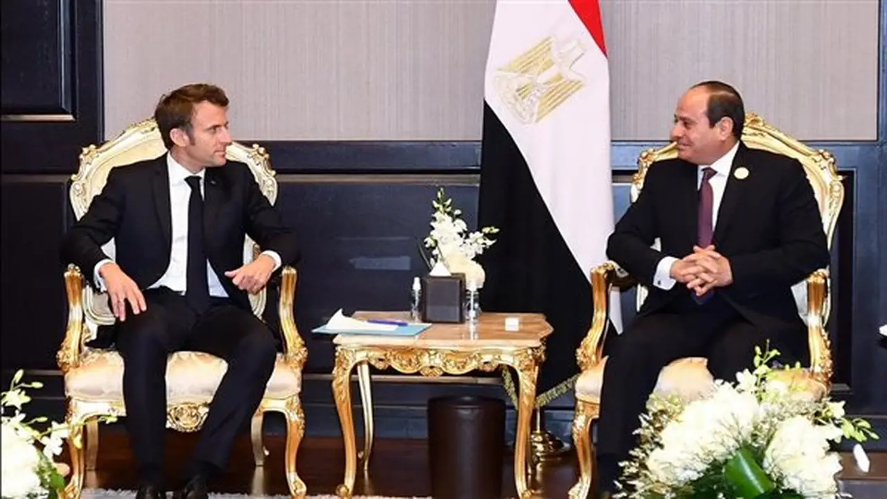 السيسي وماكرون يؤكدان على أهمية التسوية السلمية للنزاعات من أجل استقرار المنطقة