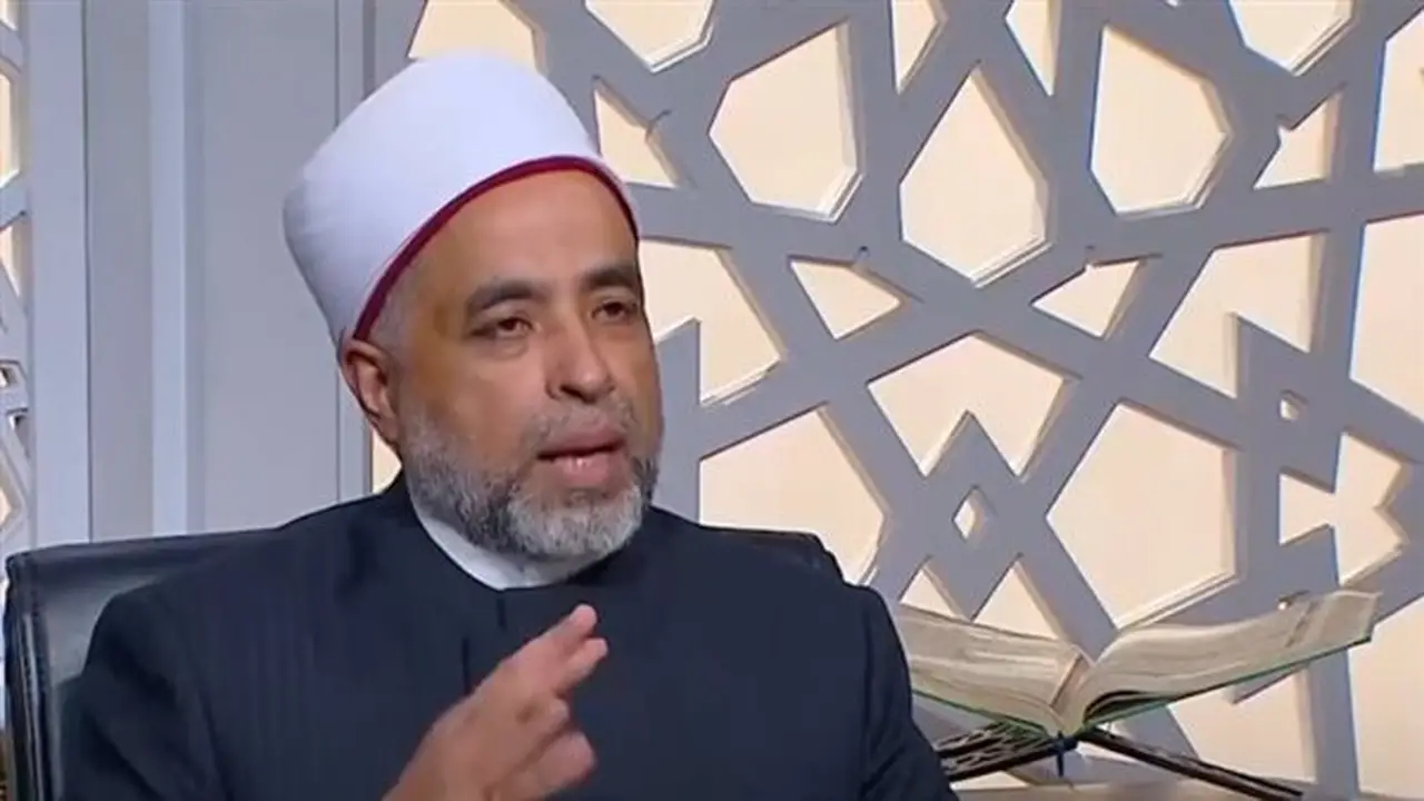 هل يجوز قراءة القرآن أثناء مشاهدة المسلسلات أو الأفلام؟ أمين الفتوى يوضح (فيديو)