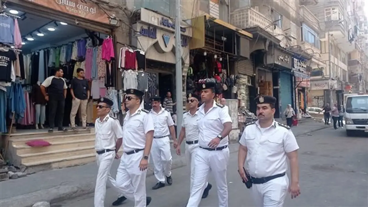 حملة شاملة لإزالة إشغالات الباعة الجائلين في منطقة المعهد الديني بالإسكندرية