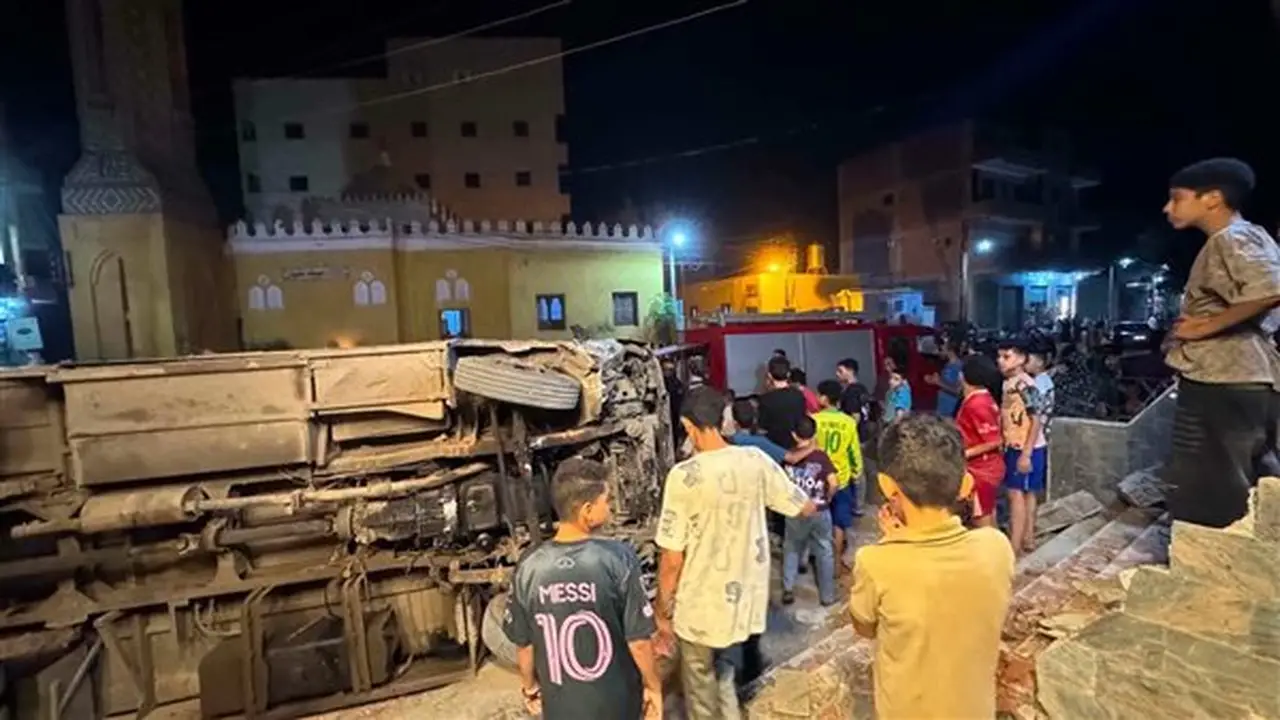 العناية الإلهية تنقذ عشرات الركاب من حادث انقلاب أتوبيس بالغربية (فيديو وصور)