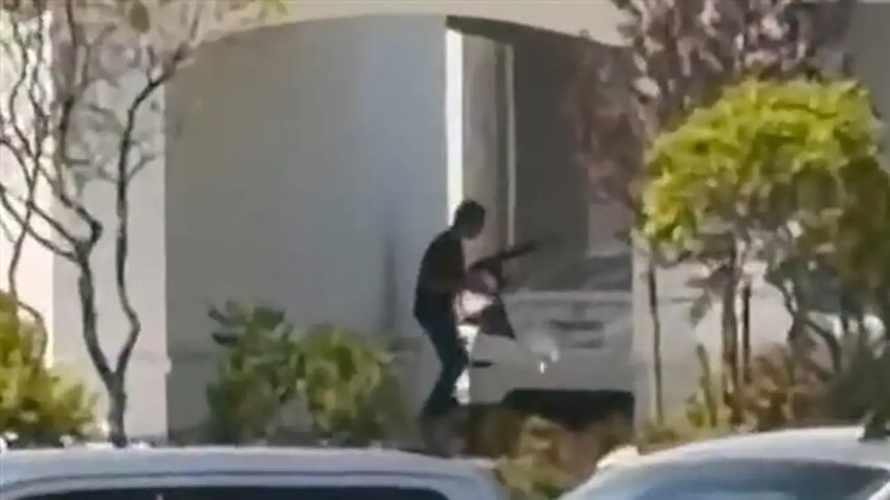 مقتل وإصابة عدة أشخاص في هجوم مسلح على مطعم أمريكي للوجبات السريعة (فيديو)