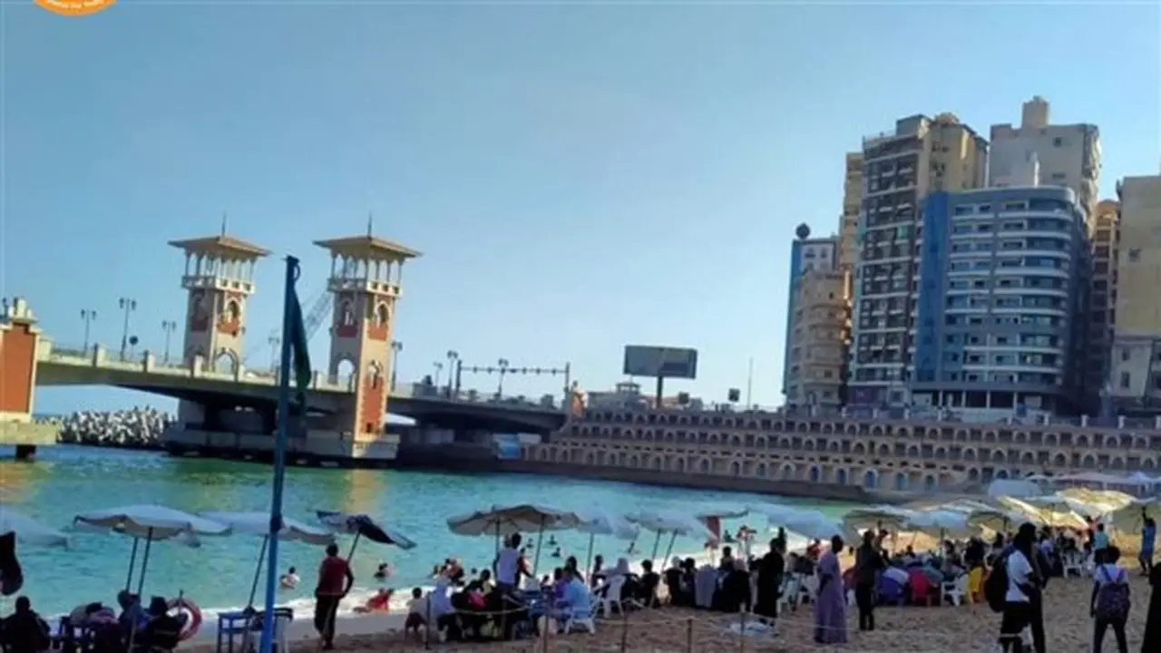 إقبال متوسط على شواطئ الإسكندرية مع رفع الرايات الخضراء والصفراء
