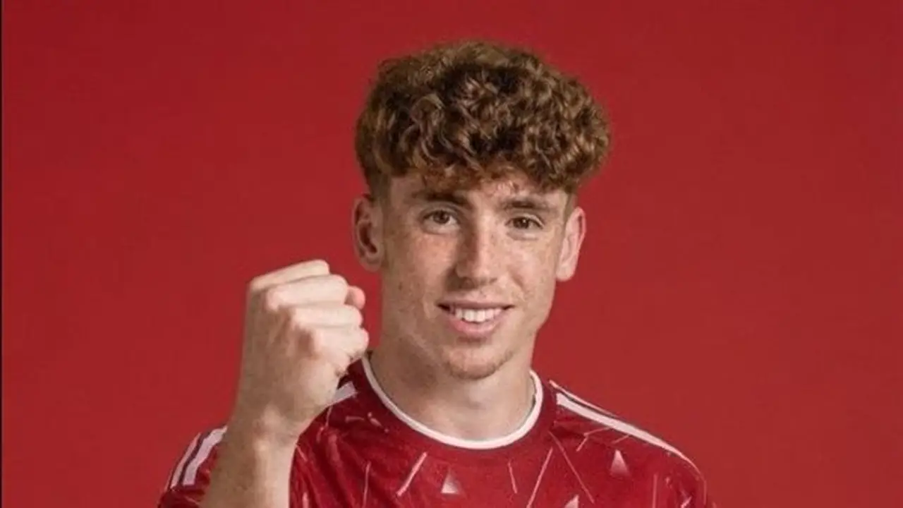 لاعب ليفربول الجديد فيكتور مونيوز يقطع إجازته للانضمام للتدريبات