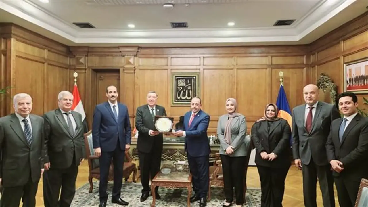 استقبال رئيس المحكمة الدستورية العليا لوفد كلية الحقوق بجامعة قنا لتعزيز التدريب العملي