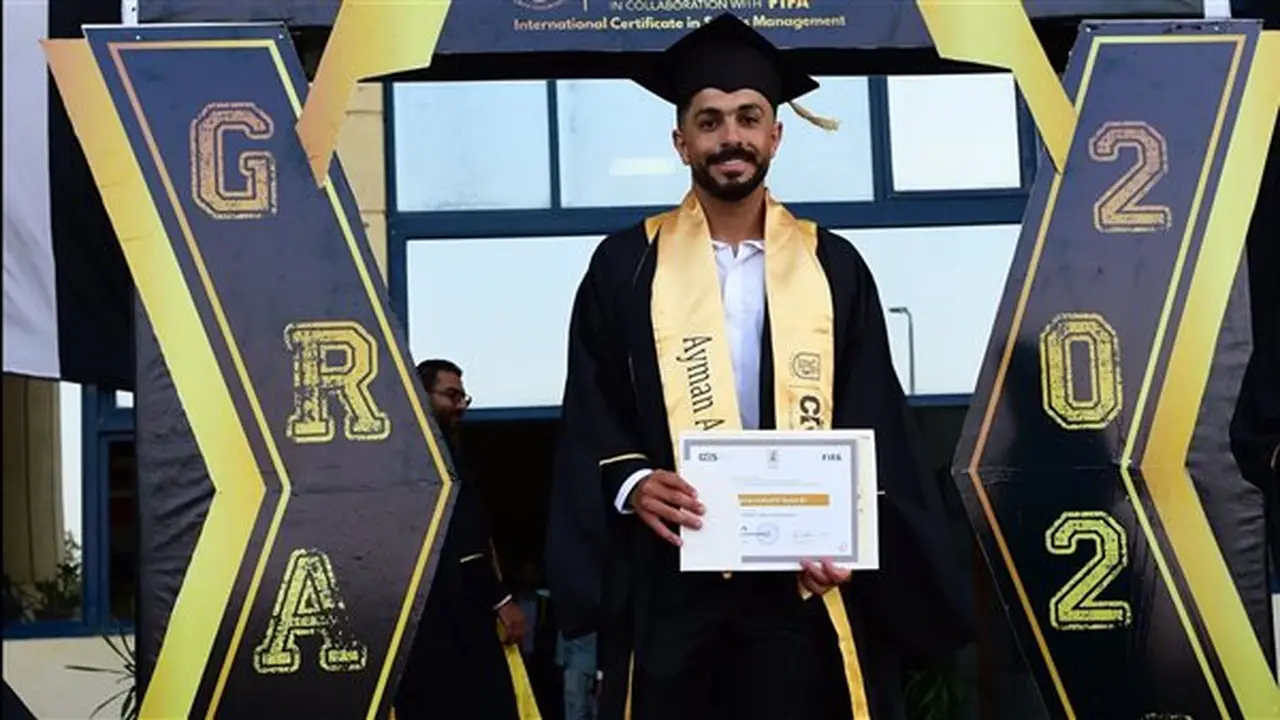 أيمن أشرف يحتفل بتخرجه من دبلومة الإدارة الرياضية بجامعة القاهرة بالتعاون مع FIFA