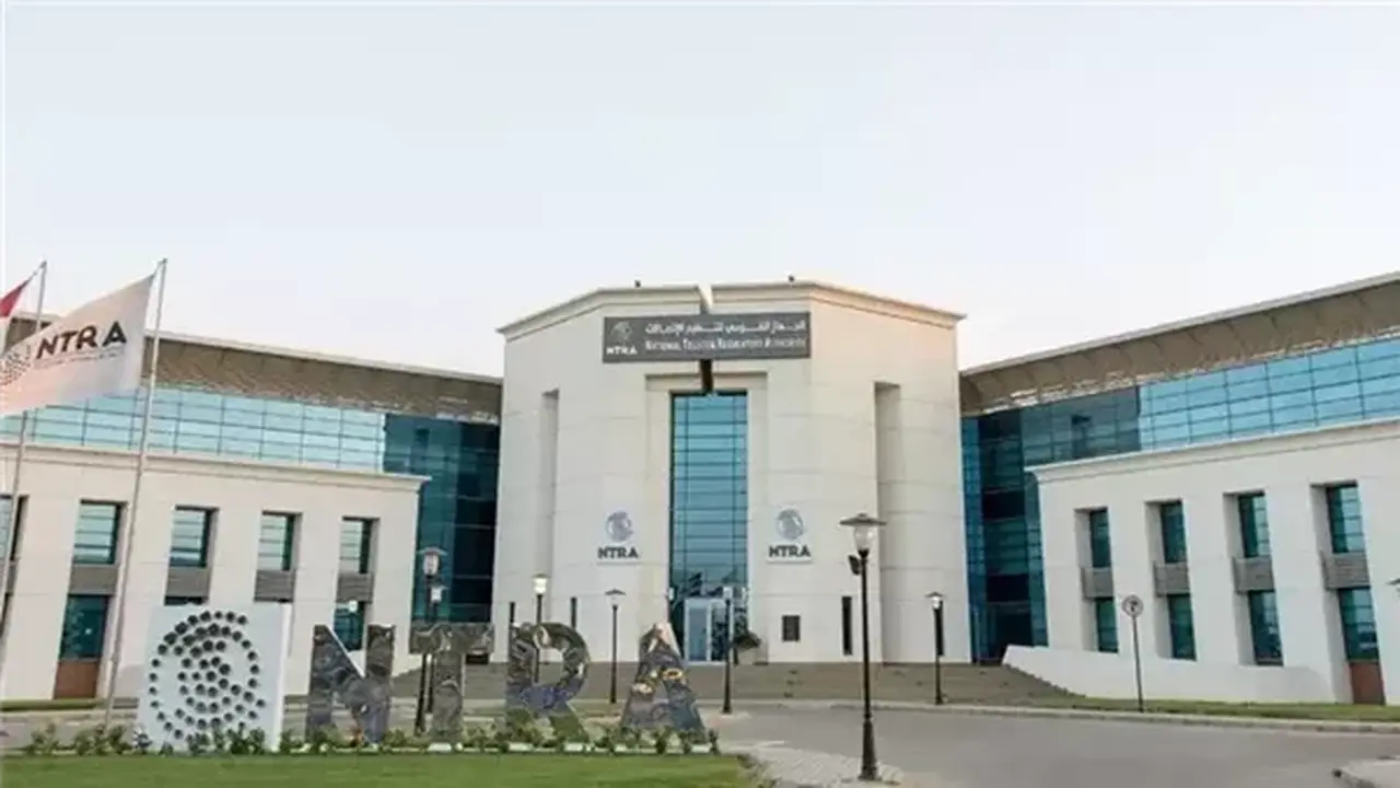 تنظيم الاتصالات يوضح الفرق بين شريحتي “اطمن” و”اطمن على الآخر” وأيهما الأنسب للأطفال (فيديو)