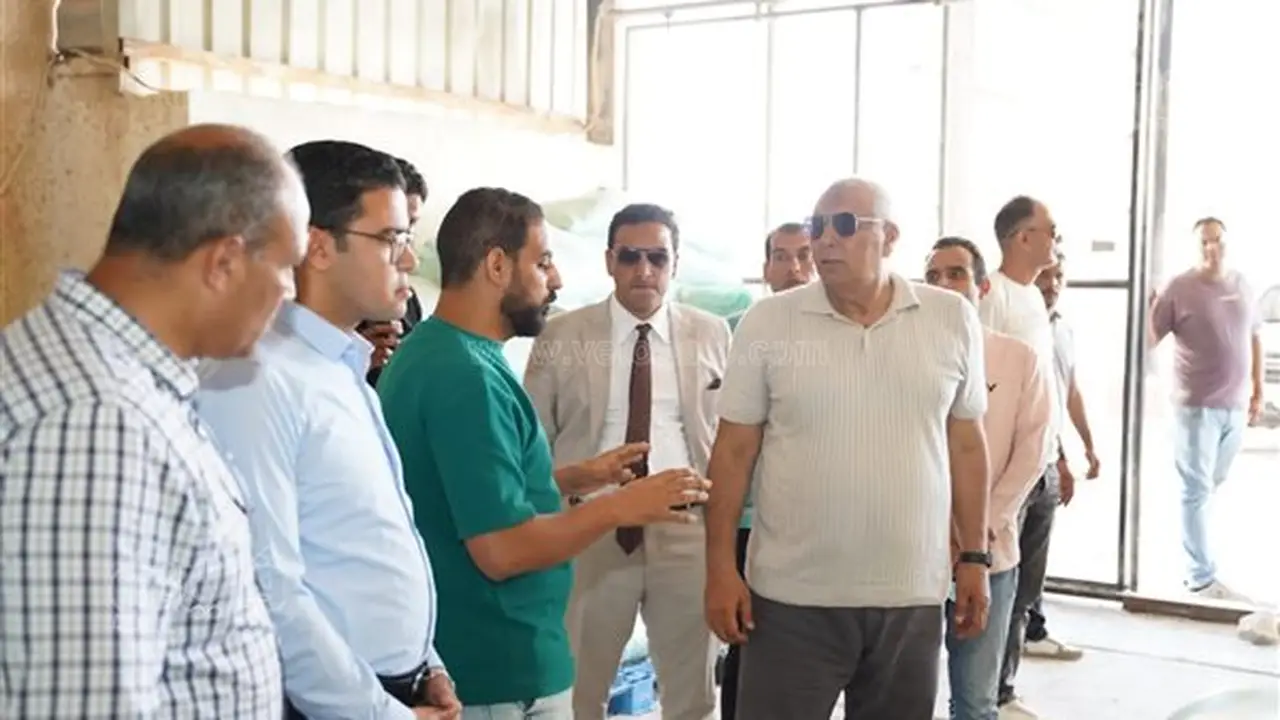 محافظ مطروح يتفقد آليات توزيع الدقيق على المخابز البلدية